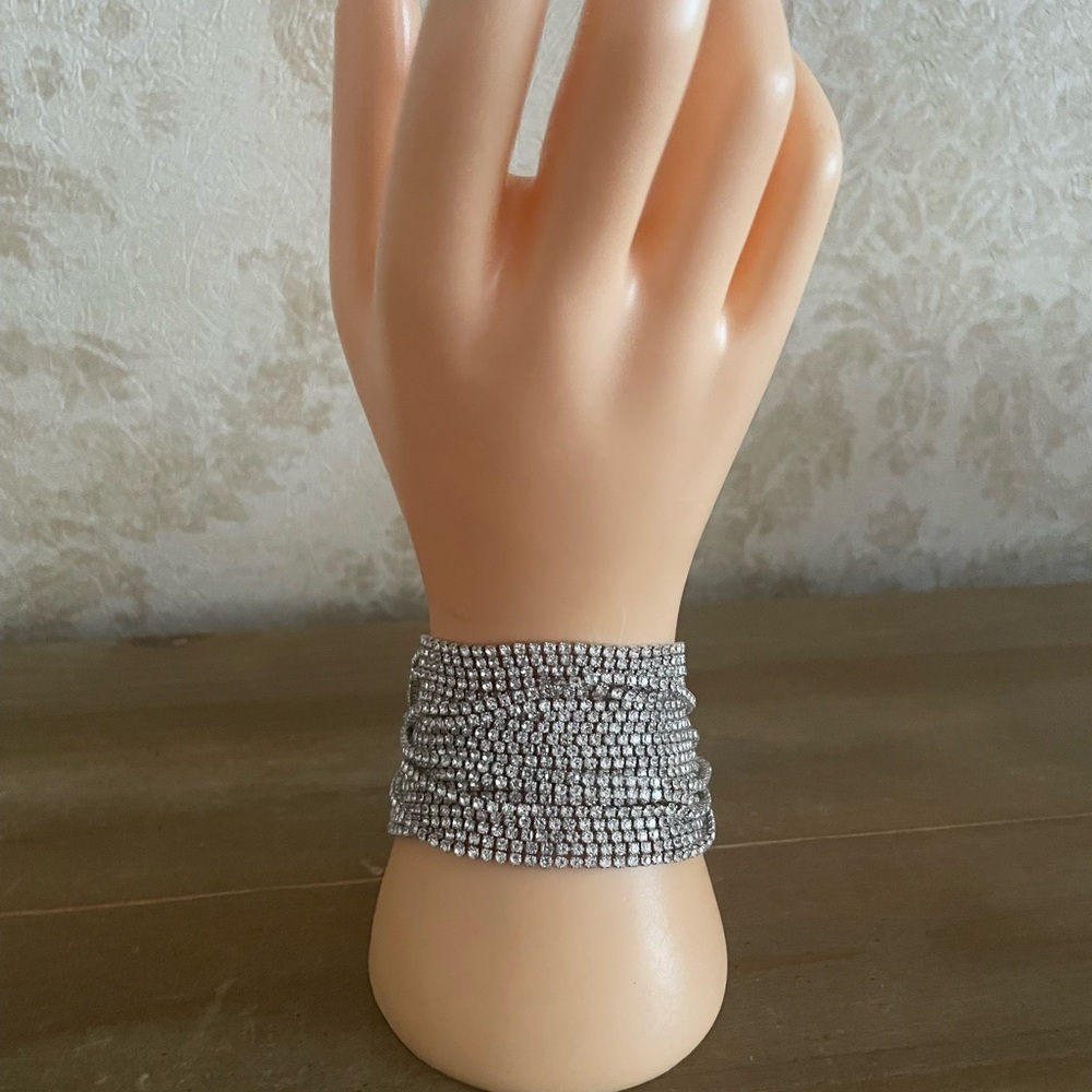 NWOT Silver Rhinestone liquid Bracelet